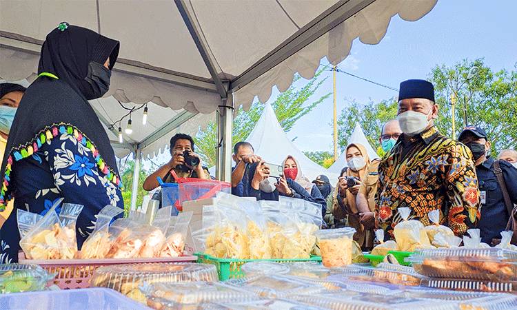 Bupati Kotim Halikinnor saat meninjau pedagang di Pasar Ramadan Taman Kota Sampit.
