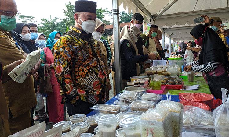 Bupati Kotim Halikinnor saat melihat stand pedagang penjual makanan, kue dan minuman di Pasar Ramadan.