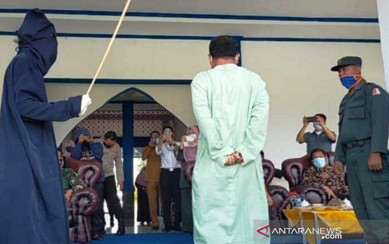 Pelaksanaan hukuman cambuk terhadap pelaku pelanggar syariat Islam di Alun-Alun Suka Makmue, Kabupaten Nagan Raya, Provinsi Aceh, Selasa (13/4/2021). (foto : ANTARA/HO)