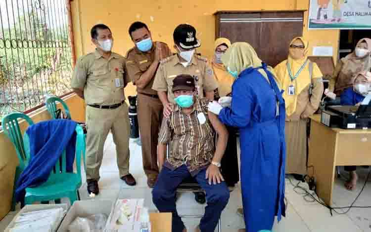 Pelaksanaan vaksinasi Covid-19 untuk lansia di Desa Halimaung Jaya