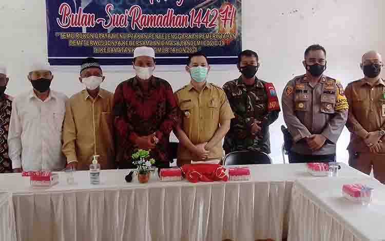Anggota DPRD Kapuas, H Ahmad Baihaqi (tengah) saat hadiri kegiatan temu silaturahmi di Kantor Kecamatan Kapuas Timur.