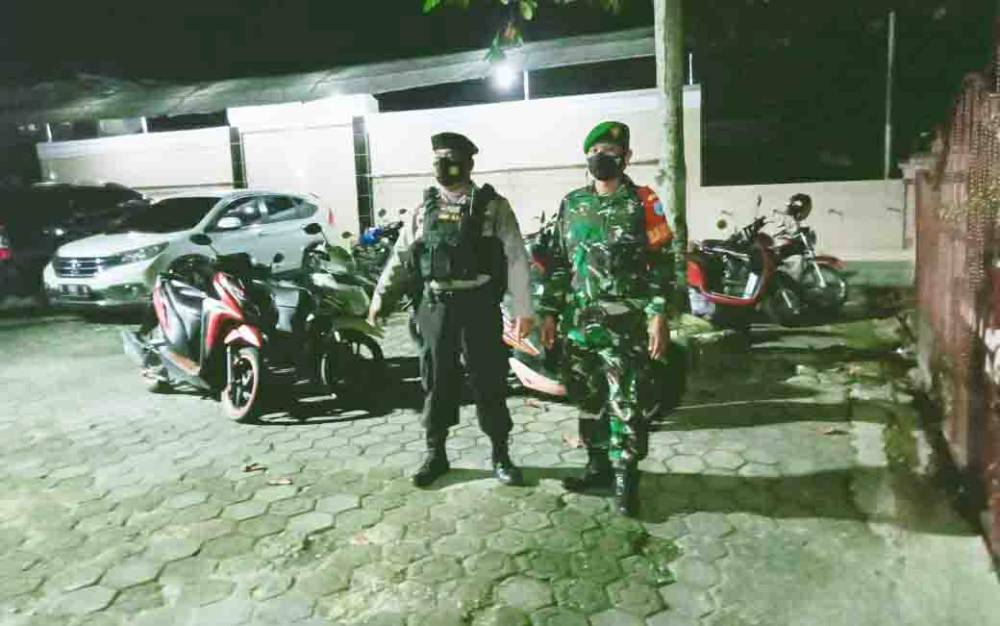 Anggota Koramil 1013-03/ Teweh Tengah bersama tim gabungan melakukan pengamanan dan penegakan prokes di Masjid Jami, Muara Teweh, Selasa malam 13 April 2021.