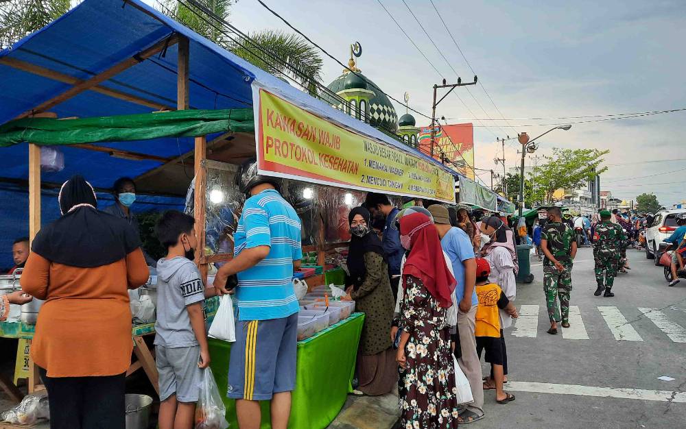 Suasana pembeli padati lapak pedagang jajanan menu buka puasa di depan Masjid Sirajul Muhtadin Pangkalan Bun.