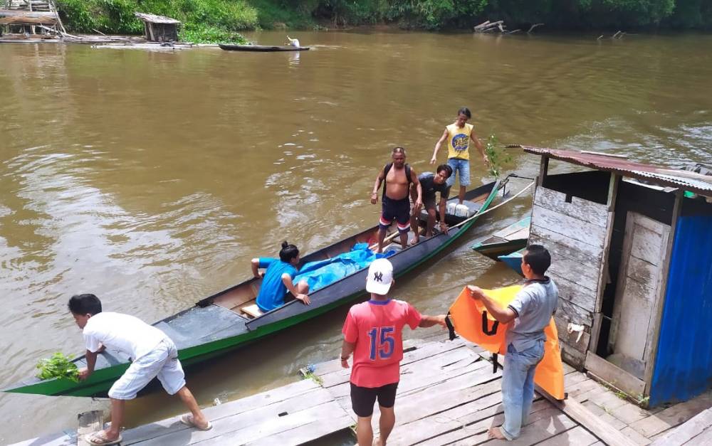 )Sejumlah warga saat mengevakuasi jenazah korban di tepi Sungai Desa Tanah Haluan.