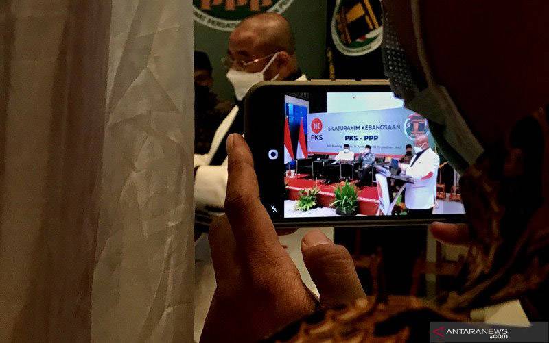 Wartawan mengambil foto Sekretaris Jenderal Partai Keadilan Sejahtera Habib Aboe Bakar Alhabsyi saat politikus itu memberi sambutan dan memperkenalkan jajaran DPP PKS kepada pengurus DPP Partai Persatuan Pembangunan (PPP) di Kantor DPP PKS, Jakarta, Rabu (14-4-2021). (foto : ANTARA/Genta Tenri Mawangi)