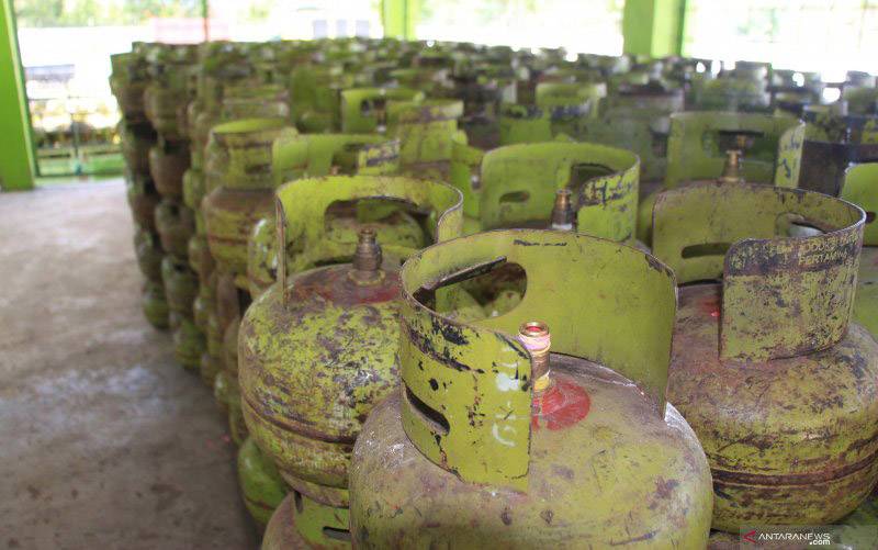 Pasokan gas elpiji bersubsidi di salah satu pangkalan di Palangka Raya. (foto : ANTARA/Rendhik Andika)