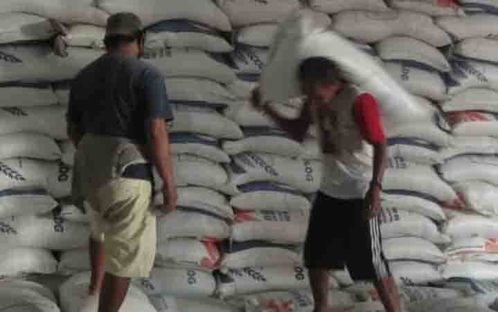 Sejumlah pekerja saat menyusun beras di gudang Bulog Sub Divisi Regional Sampit
