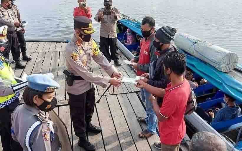 Kapolres Seruyan AKBP Bayu Wicaksono membagikan masker kepada penumpang angkutan sungai