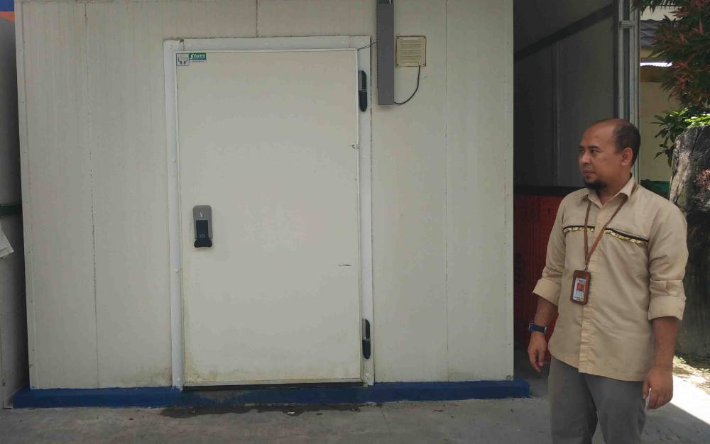 Kasi Komersil dan Pengembangan Bisnis Bulog Muhammaf Azwar Fuad menunjukkan tempat penyimpanan daging beku