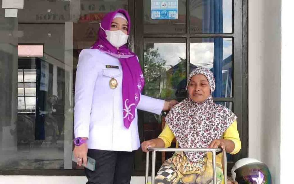 Wakil Wali Kota Palangka Raya Umi Mastikah saat mengunjungi lansia