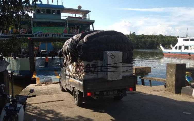 Sebuah truk bersiap masuk perut kapal penyeberangan di Pelabuhan Kariangau, Balikpapan, Kamis (16/04/2021). (foto : ANTARA/Novi Abdi)