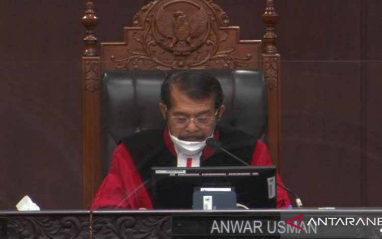 Ketua MK Anwar Usman saat membacakan amar putusan sidang sengketa Pilkada Kabupaten Sabu Raijua yang disiarkan MK secara daring, di Jakarta, Kamis (15/4/2021)