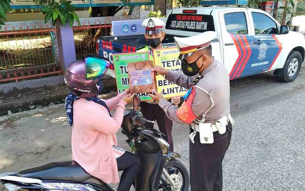 Anggota Satlantas Polres Barito Timur melakukan Operasi Keselamatan Telabang 2021 di Jalan Nansarunai Tamiang Layang