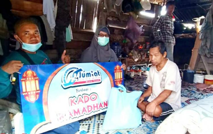 Komunitas Jumat Sedekah Muara Teweh (KJS Mtw) membagikan kado ramadan kepada para kaum dhuafa, fakir miskin dan yatim piatu di beberapa tempat dalam kota Muara Teweh, Jumat 16 April 2021.