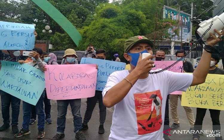 Puluhan jurnalis dari berbagai media cetak, daring dan televisi kembali melakukan aksi bersama menolak sikap arogansi yang diduga dilakukan oleh tim pengamanan Wali Kota Medan Bobby Nasution, di depan Kantor Wali Kota Medan, Jumat