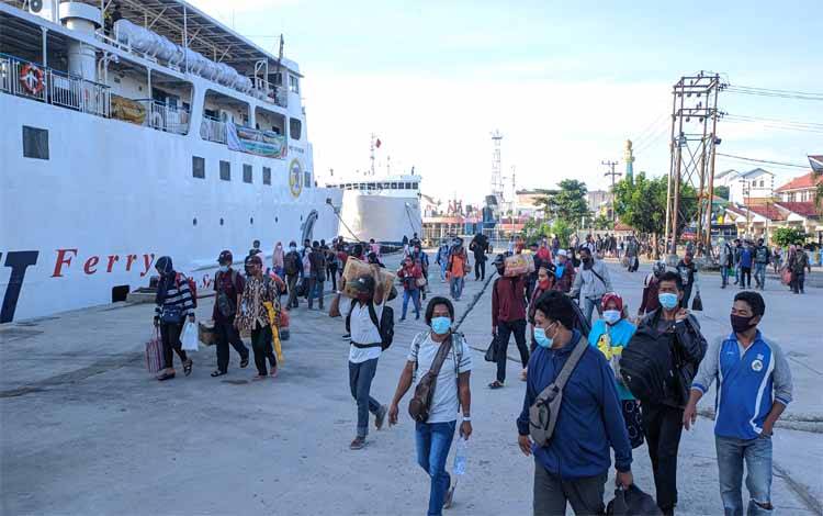 Sejumlah penumpang saat hendak masuk ke dalam kapal di Pelabuhan Sampit