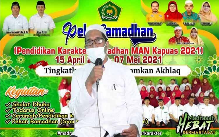 Kepala MAN Kapuas, Ahmad Mulyadi menyampaikan bimbingan dalam kegiatan peka Ramadan secara daring