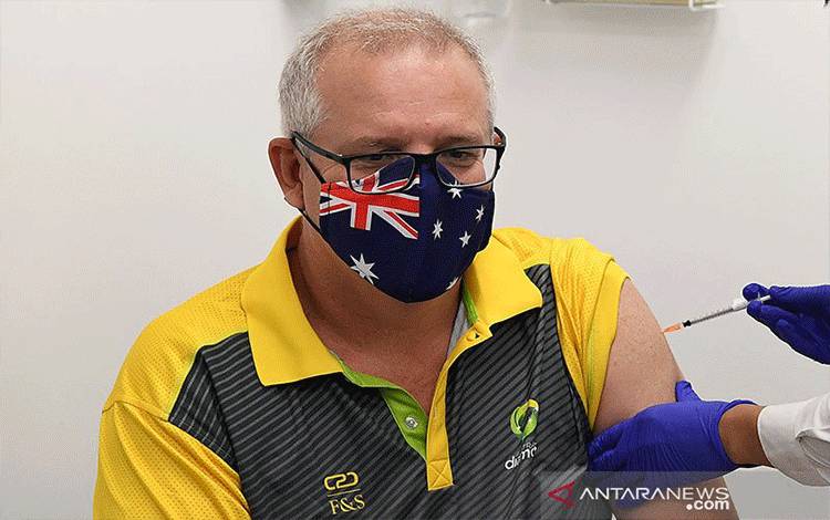 Perdana Menteri Australia Scott Morrison menerima vaksinasi COVID-19 di Castle Hill Medical Center dan melihat pratinjau program vaksinasi COVID-19 pada hari Minggu, di Sydney, Australia (21/2/2021). ANTARA/REUTERS/AAP Image/Joel Carrett/aa. (REUTERS/STRINGER)