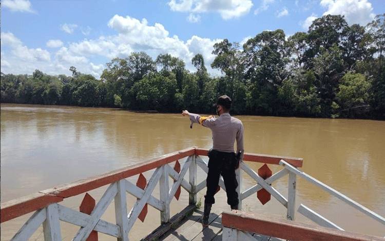 Personel Polsek Seruyan Tengah saat melakukan pemantauan debit air sungai Seruyan.