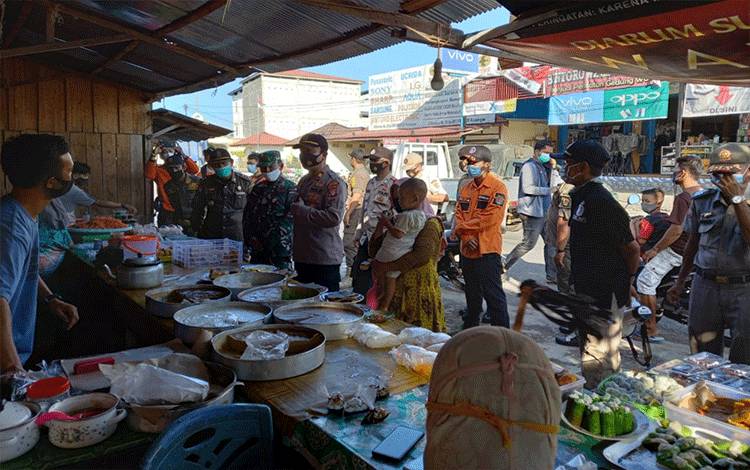 Tim gabungan saat melakukan operasi yustisi di pasar ramadan di Kasongan.