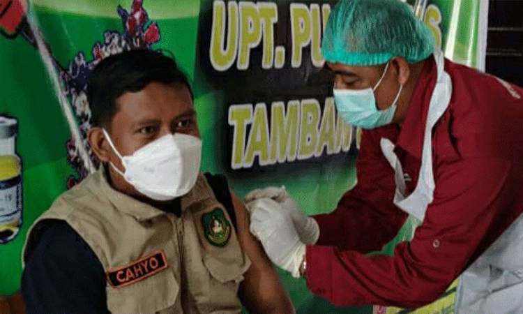 Sekcam Tamban Catur, Nurcahyono saat menerima suntikan vaksin covid-19 di UPT Puskesmas Tamban Baru.
