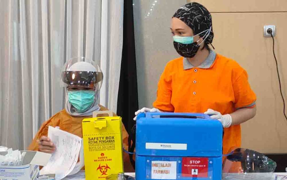 Tim kesehatan saat pelaksanaan vaksinasi di Kota Palangka Raya.