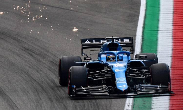 Pebalap tim Alpine Fernando Alonso menjalani kualifikasi Grand Prix Emilia Romagna di sirkuit Autodromo Internazionale Enzo e Dino Ferrari, Imola, Italia. (17/4/2021) (Miguel Medina/AFP)