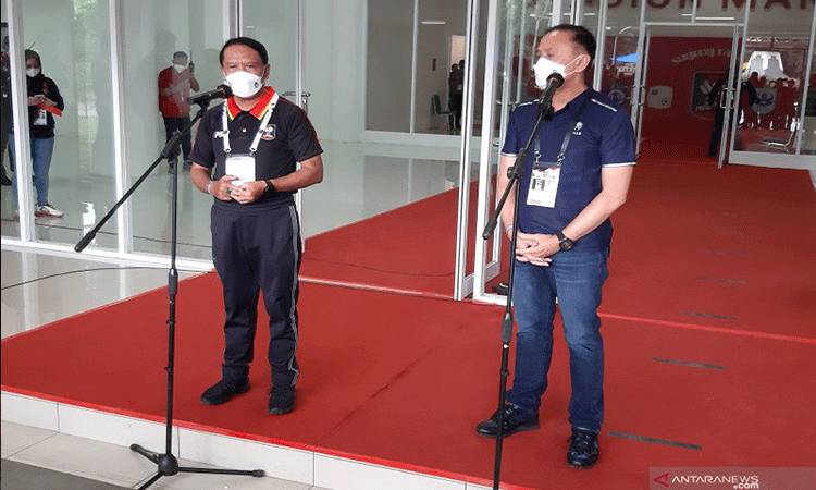 Menteri Pemuda dan Olahraga Zainudin Amali (kiri) serta Ketua Umum PSSI Mochamad Iriawan memberikan keterangan mengenai pembukaan Piala Menpora 2021 di Stadion Manahan, Solo, Minggu (21/3/2021). (ANTARA/Michael Siahaan)