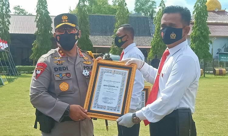 Kapolda Kalteng Irjen Dedi Prasetyo saat menyerahkan penghargaan kepada salah satu personel Ditresnarkoba Polda setempat.