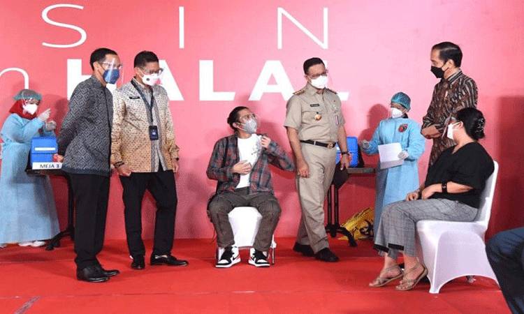 Presiden Joko Widodo menyaksikan penyuntikan vaksin COVID-19 untuk musisi Bimbim Slank sebagai perwakilan seniman dan budayawan yang mendapat vaksinasi di Galeri Nasional Indonesia Jakarta pada Senin (19/4). (Lukas - Biro Pers Sekretariat Presiden)