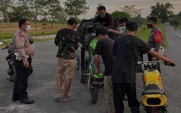 Para pembalap liar yang tertangkap tangan oleh anggota Satlantas Polres Kobar di kawasan Sport Center, Jalan Samari, Kelurahan Madurejo, Minggu sore, 18 April 2021.