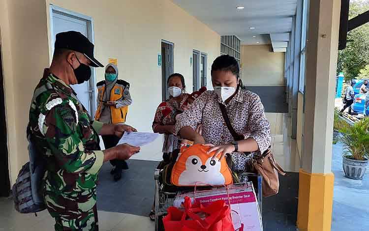 Petugas mengecek surat keterangan PCR penumpang yang tiba di Bandara Iskandar Pangkalan Bun, Senin, 19 April 2021.