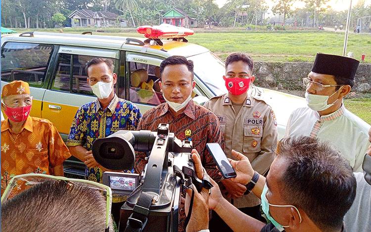 Ketua DPRD Barito Timur, Nur Sulistio dengan latar ambulans yang disumbangkannya.
