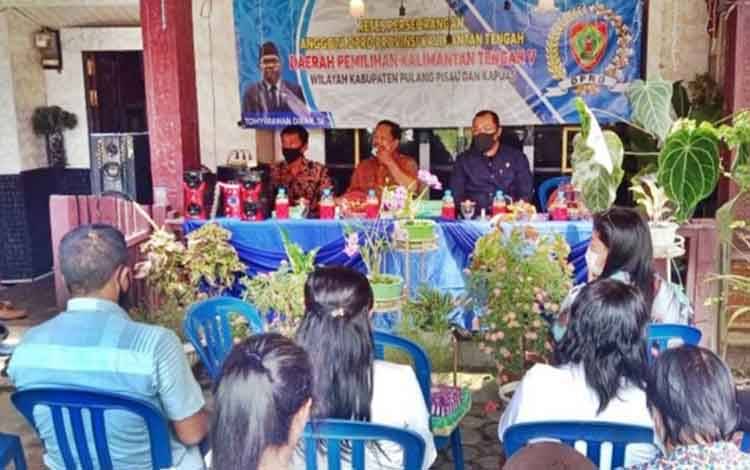 Anggota DPRD Kalteng, Tomy Irawan saat menyerap aspirasi masyarakat Desa Maliku Baru, Kecamatan Maliku, Kabupaten Pulang Pisau