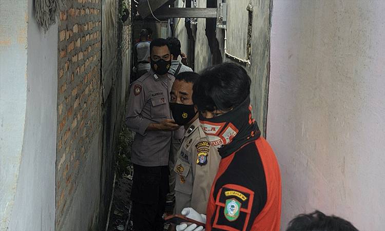 Sejumlah anggota Polsek Baamang saat melakukan penanganan atas temuan mayat di area Pasar Keramat.