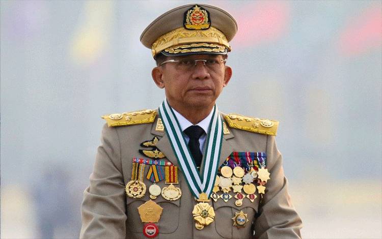 Kepala junta Myanmar Jenderal Senior Min Aung Hlaing, yang menggulingkan pemerintah terpilih dalam kudeta pada 1 Februari, memimpin parade militer pada Hari Angkatan Bersenjata di Naypyitaw, Myanmar, Sabtu (27/3/2021). ANTARA FOTO/REUTERS/Stringer/RWA/sa. (REUTERS/STRINGER)