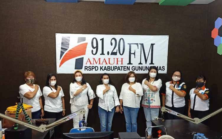 Ketua PWKI Kabupaten Gumas, Rayaniatie Djangkan dan sejumlah pengurus bersama penyiar Hamauh FM.
