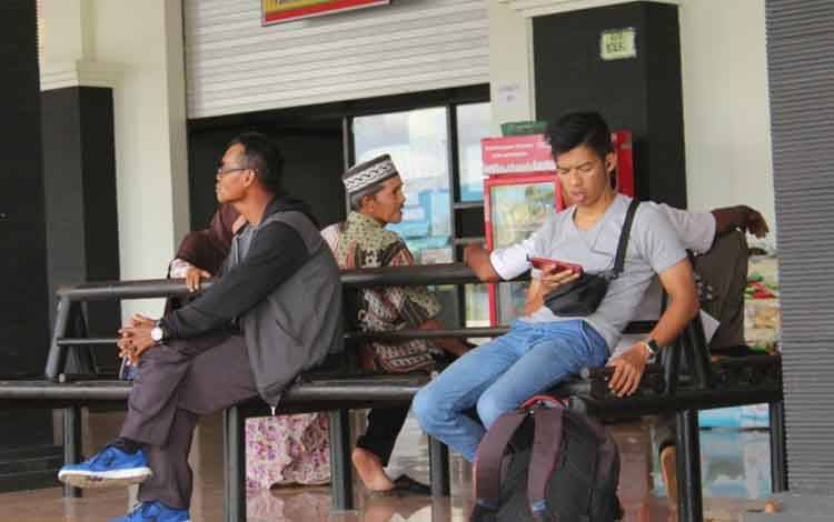 Calon penumpang saat sedang menunggu di Terminal WA Gara sebelum pandemi