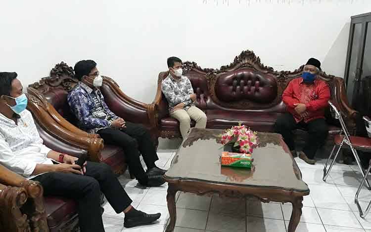 Sekretaris DPRD Kapuas, Hidayatullah (kanan) saat menerima kunjungan kerja anggota DPRD HSU, Kamis, 22 April 2021.