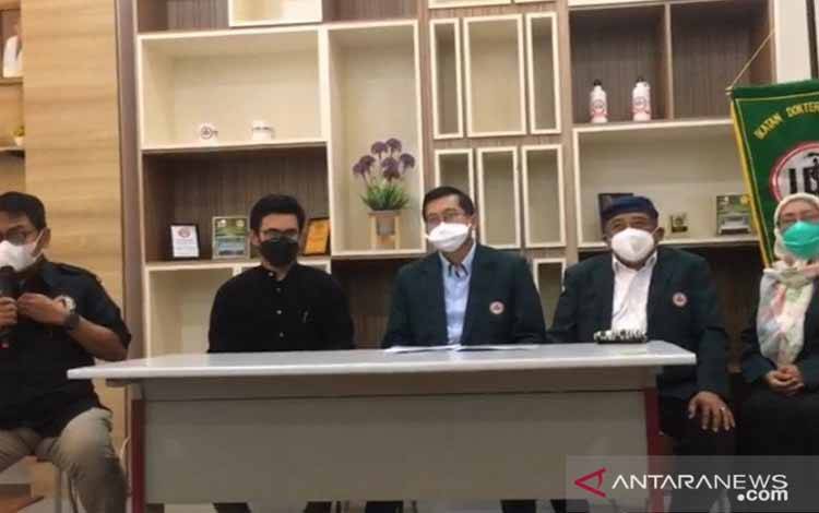 Ketua IDI Cabang Jakarta Selatan Yadi Permana (tiga dari kiri) dan dr Kevin Samuel Marpaung (dua dari kiri) dalam jumpa pers terkait sanksi etik kedokteran di Jakarta, Kamis (22/4/2021)