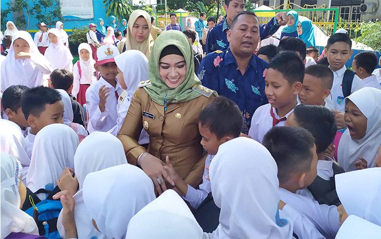  Kunjungan kerja Wakil Wali Kota Palangka Raya Umi Mastikah di sekolah. Kegiatan inidilaksanakan sebelum pandemi Covid-19.