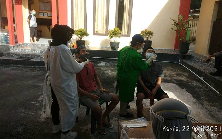 Tim medis lakukan Test Swab para tahanan di Polres Kobar.