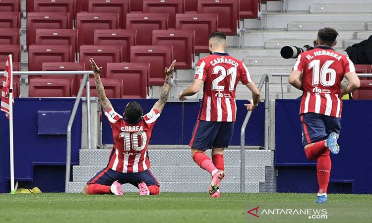 Selebrasi penyerang Atletico Madrid, Angel Correa (kiri) setelah mencetak gol dalam pertandingan Liga Spanyol lawan Huesca di Wanda Metropolitano, Madrid pada 23 April 2021.(AFP/JAVIER SORIANO)