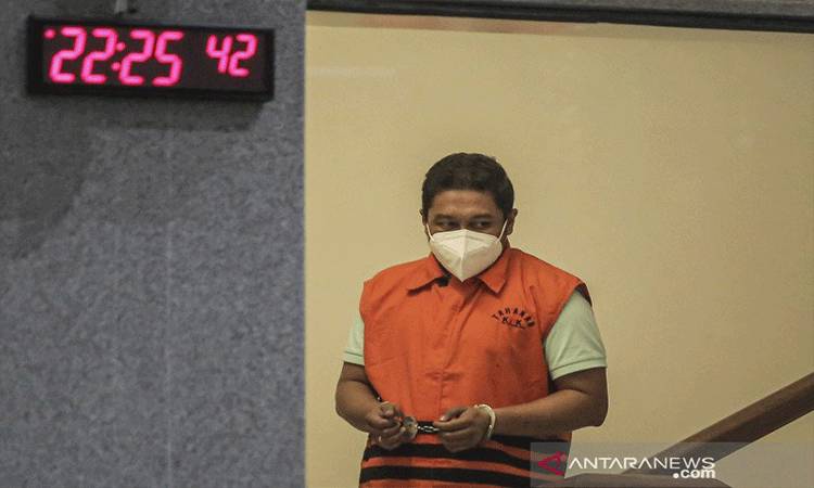 Penyidik KPK Stepanus Robin Pattuju digiring petugas untuk mengikuti konferensi pers usai menjalani pemeriksaan di Gedung Merah Putih KPK, Jakarta, Kamis (22/4/2021)
