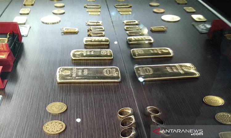 Ilustrasi - Emas batangan dan koin emas yang diperdagangkan PT Aneka Tambang di Makassar. ANTARA/Suriani Mappong/am.