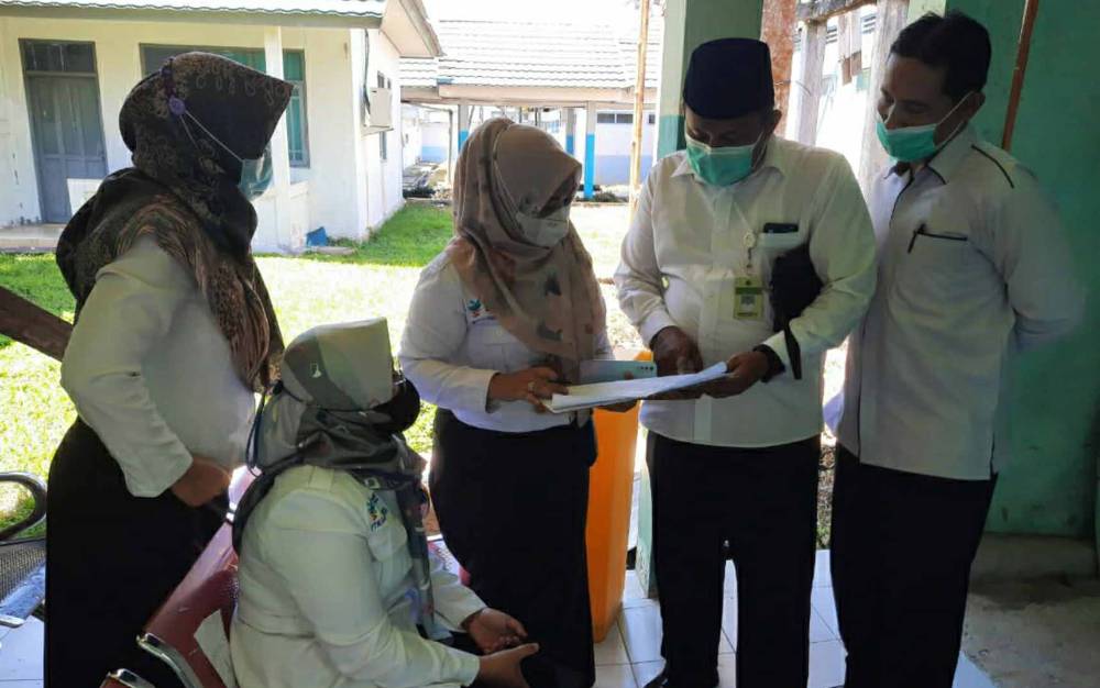 Plt Kasi Penyelenggara Haji dan Umrah Kemenag Kapuas, M Poteran Sosilo memantau proses vaksinasi bagi Jamaah Calon Haji Lansia ini.