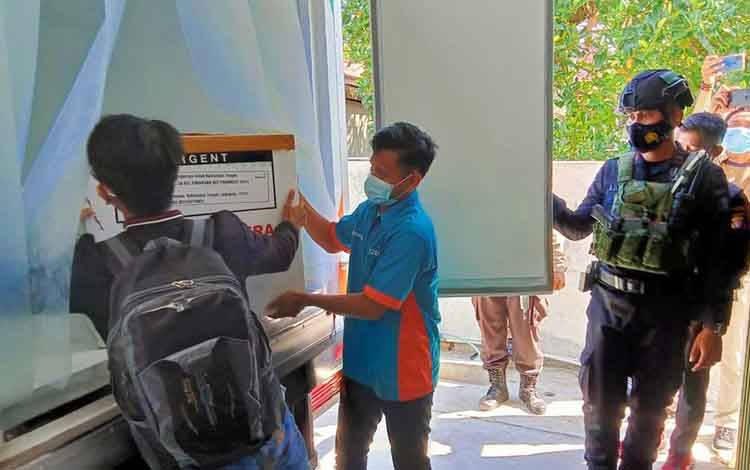Anggota Satbrimob Polda Kalteng bersenjata lengkap melaksanakan pengawalan kedatangan vaksin covid-19 di Bandara Tjilik Riwut Palangka Raya