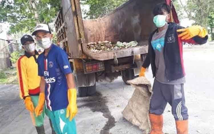 Petugas kebersihan di Kabupaten Kobar.