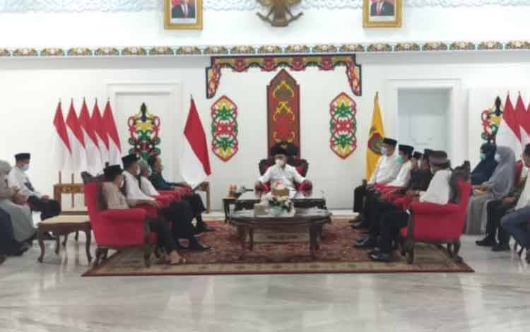 Gubernur Kalteng, Sugianto Sabran saat melakukan dialog sekaligus silahturahmi dengan Pimpinan Instansi vertikal dan Perbankan di Istana Isen Mulang, Kamis, 23 April 2021. (Poto: Istimewa)