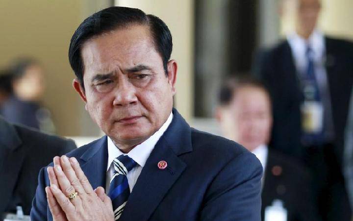 Perdana Menteri Thailand Prayuth Chan-ocha memberi gestur salam setelah memimpin Thailand Corporate Excellence Award untuk Manajemen Keuangan di Kantor Pemerintah di Bangkok, Thailand, 9 September 2015. (foto : REUTERS / Chaiwat Subprasom)